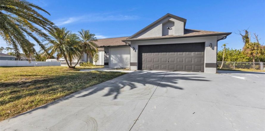 House in Port Charlotte, Florida 5 bedrooms, 179.58 sq.m. № 1523031