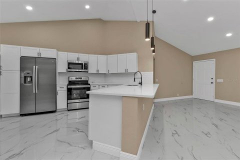 House in Port Charlotte, Florida 5 bedrooms, 179.58 sq.m. № 1523031 - photo 13