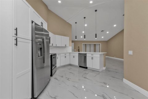 House in Port Charlotte, Florida 5 bedrooms, 179.58 sq.m. № 1523031 - photo 14
