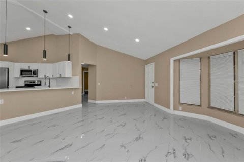 House in Port Charlotte, Florida 5 bedrooms, 179.58 sq.m. № 1523031 - photo 7