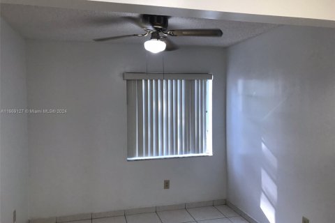 Copropriété à vendre à Miami, Floride: 2 chambres, 98.48 m2 № 2012551 - photo 12