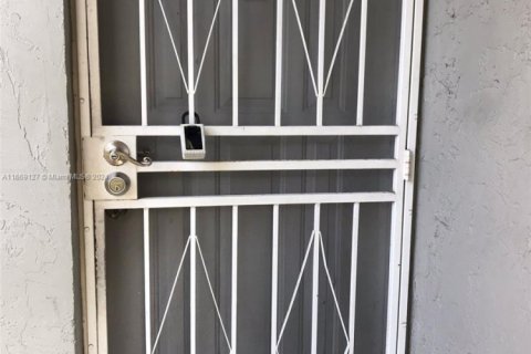 Copropriété à vendre à Miami, Floride: 2 chambres, 98.48 m2 № 2012551 - photo 6