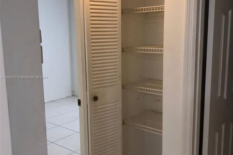 Copropriété à vendre à Miami, Floride: 2 chambres, 98.48 m2 № 2012551 - photo 21