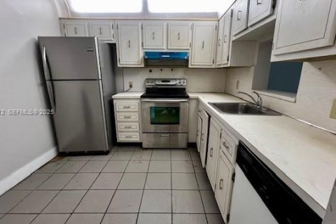 Copropriété à louer à North Miami, Floride: 2 chambres, 97.18 m2 № 1976773 - photo 3