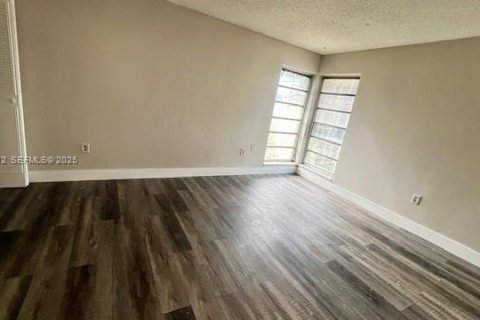 Copropriété à louer à North Miami, Floride: 2 chambres, 97.18 m2 № 1976773 - photo 4