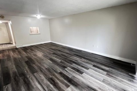 Copropriété à louer à North Miami, Floride: 2 chambres, 97.18 m2 № 1976773 - photo 1