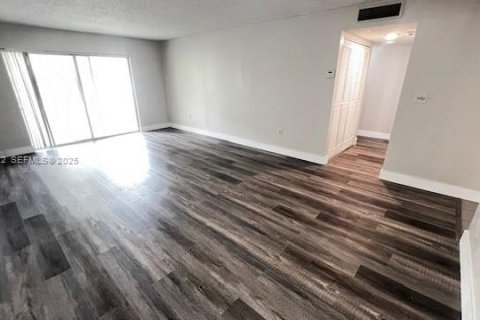 Copropriété à louer à North Miami, Floride: 2 chambres, 97.18 m2 № 1976773 - photo 2