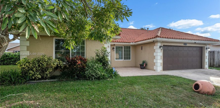 Casa en Sunrise, Florida 3 dormitorios, 149.57 m2 № 1969664