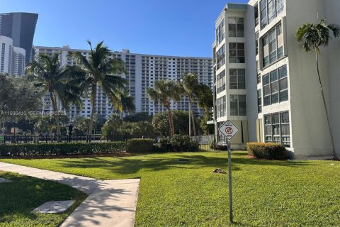 Copropriété à vendre à Sunny Isles Beach, Floride: 2 chambres, 82.87 m2 № 1994385 - photo 5