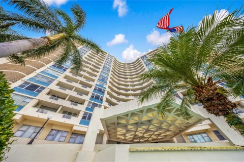 Condo in Hallandale Beach, Florida  № 2027288 - photo 2