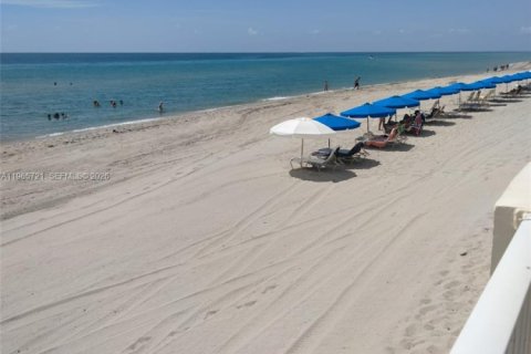 Condo in Hallandale Beach, Florida  № 2027288 - photo 25