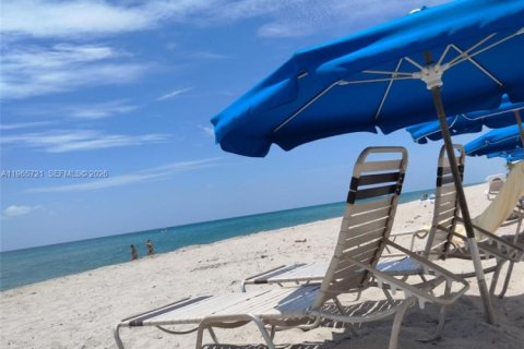 Condo in Hallandale Beach, Florida  № 2027288 - photo 26