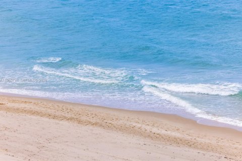 Condo in Hallandale Beach, Florida  № 2027288 - photo 24