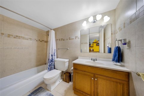 Condo in Hallandale Beach, Florida  № 2027288 - photo 12