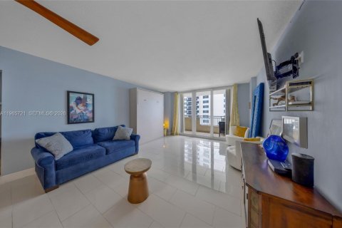 Condo in Hallandale Beach, Florida  № 2027288 - photo 19
