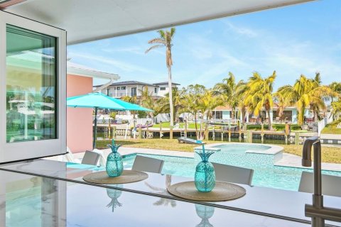 House in Holmes Beach, Florida 4 bedrooms, 231.14 sq.m. № 2396407 - photo 8