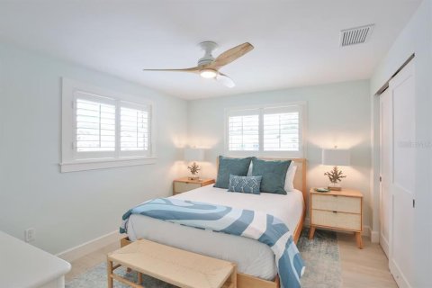 House in Holmes Beach, Florida 4 bedrooms, 231.14 sq.m. № 2396407 - photo 23