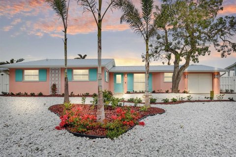 House in Holmes Beach, Florida 4 bedrooms, 231.14 sq.m. № 2396407