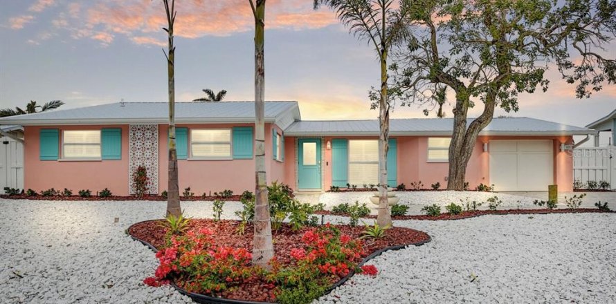 House in Holmes Beach, Florida 4 bedrooms, 231.14 sq.m. № 2396407