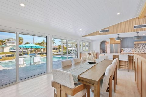 House in Holmes Beach, Florida 4 bedrooms, 231.14 sq.m. № 2396407 - photo 12