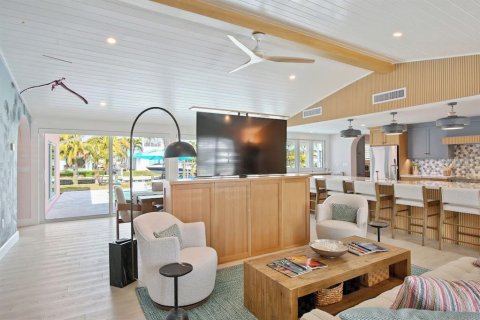 House in Holmes Beach, Florida 4 bedrooms, 231.14 sq.m. № 2396407 - photo 5