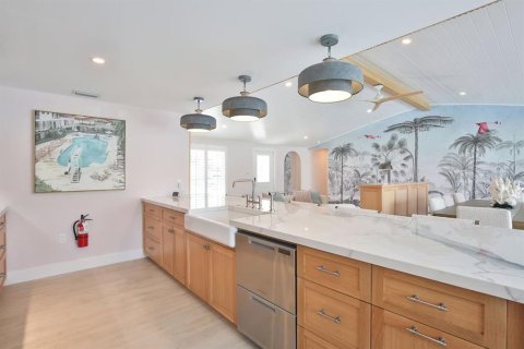 House in Holmes Beach, Florida 4 bedrooms, 231.14 sq.m. № 2396407 - photo 10