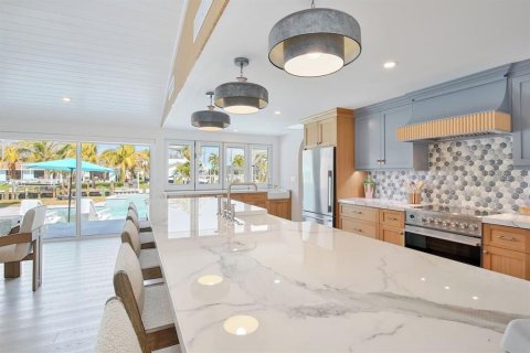 House in Holmes Beach, Florida 4 bedrooms, 231.14 sq.m. № 2396407 - photo 7