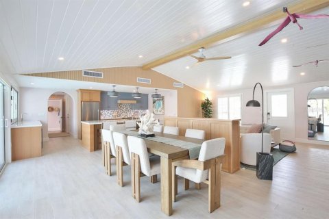 House in Holmes Beach, Florida 4 bedrooms, 231.14 sq.m. № 2396407 - photo 13
