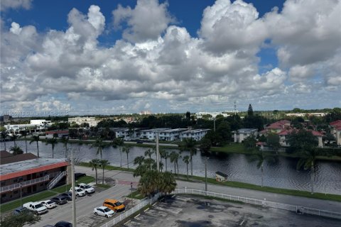 Condo in North Miami Beach, Florida, 1 bedroom № 1957286 - photo 1