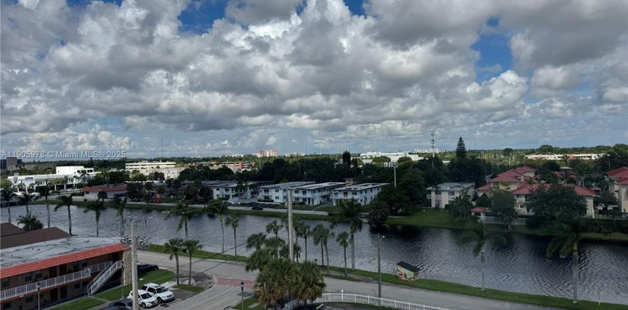 Condo in North Miami Beach, Florida, 1 bedroom № 1957286