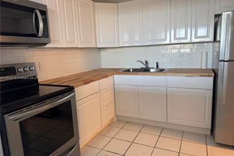 Condo in North Miami Beach, Florida, 1 bedroom № 1957286 - photo 4