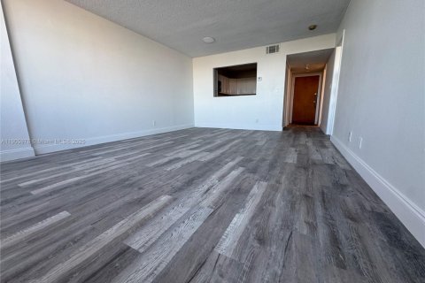 Condo in North Miami Beach, Florida, 1 bedroom № 1957286 - photo 3