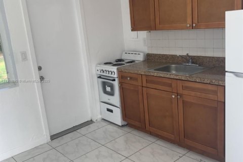 Propiedad comercial en venta en Miami, Florida, 113.71 m2 № 2012996 - foto 9