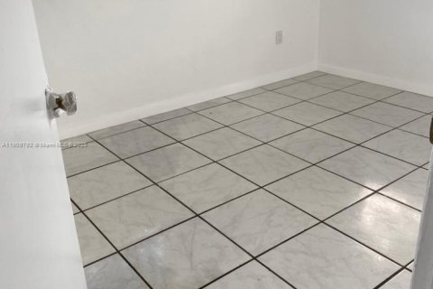 Propiedad comercial en venta en Miami, Florida, 113.71 m2 № 2012996 - foto 6