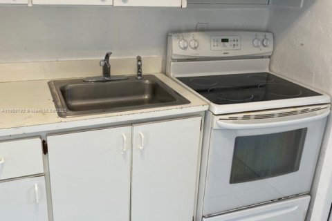 Propiedad comercial en venta en Miami, Florida, 113.71 m2 № 2012996 - foto 4