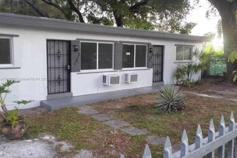 Propiedad comercial en Miami, Florida 113.71 m2 № 2012996