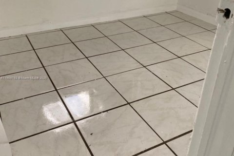 Propiedad comercial en venta en Miami, Florida, 113.71 m2 № 2012996 - foto 5