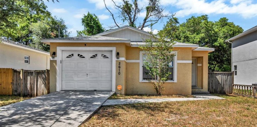 House in Tampa, Florida 3 bedrooms, 157.75 sq.m. № 2095111