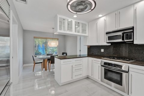 House in Pompano Beach, Florida 2 bedrooms, 164.44 sq.m. № 2083668 - photo 18