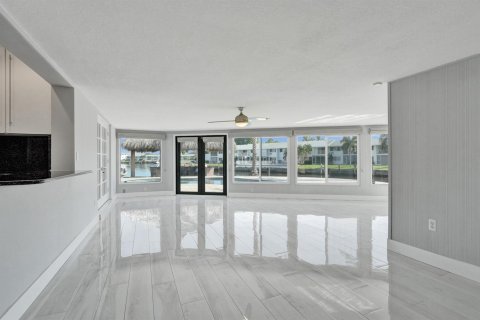 House in Pompano Beach, Florida 2 bedrooms, 164.44 sq.m. № 2083668 - photo 24