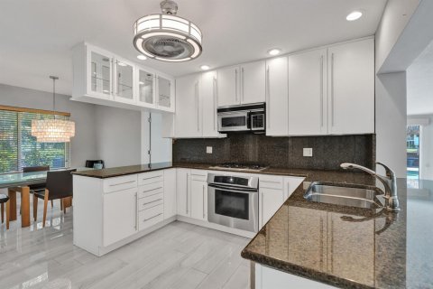 House in Pompano Beach, Florida 2 bedrooms, 164.44 sq.m. № 2083668 - photo 17