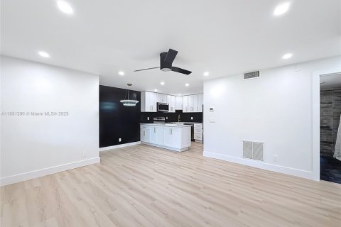 Condo in West Palm Beach, Florida, 1 bedroom  № 1857399 - photo 7