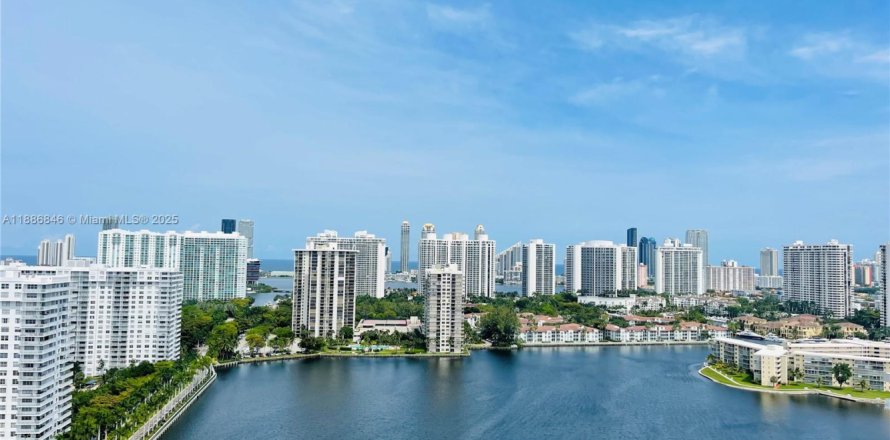 Condominio en Aventura, Florida, 2 dormitorios № 1933526