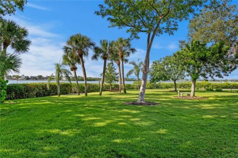 House in Saint Petersburg, Florida 4 bedrooms, 370.87 sq.m. № 1873845 - photo 13