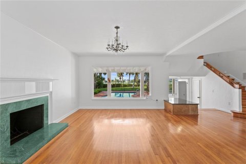 House in Saint Petersburg, Florida 4 bedrooms, 370.87 sq.m. № 1873845 - photo 8