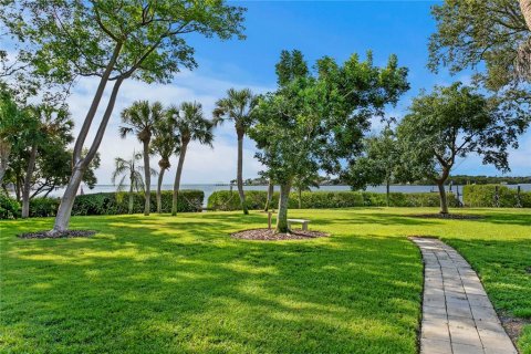 House in Saint Petersburg, Florida 4 bedrooms, 370.87 sq.m. № 1873845 - photo 12