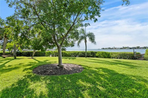House in Saint Petersburg, Florida 4 bedrooms, 370.87 sq.m. № 1873845 - photo 14
