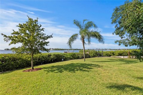 House in Saint Petersburg, Florida 4 bedrooms, 370.87 sq.m. № 1873845 - photo 20