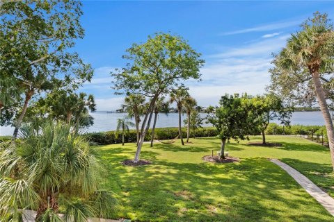 House in Saint Petersburg, Florida 4 bedrooms, 370.87 sq.m. № 1873845 - photo 11