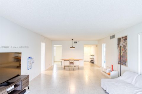 Condo in Pompano Beach, Florida, 3 bedrooms  № 1874817 - photo 17